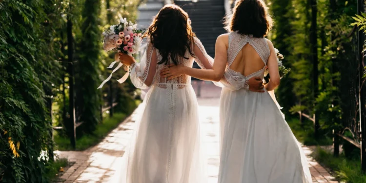 Βγήκε σε δημόσια διαβούλευση το νομοσχέδιο για τον γάμο των ομόφυλων ζευγαριών