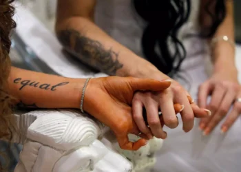 Γάμος ομόφυλων ζευγαριών: Τα «παραθυράκια» για την απόκτηση παιδιού με παρένθετη μητέρα