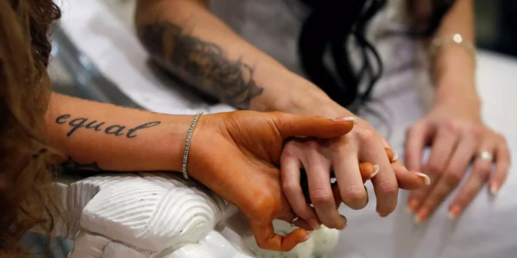 Γάμος ομόφυλων ζευγαριών: Τα «παραθυράκια» για την απόκτηση παιδιού με παρένθετη μητέρα