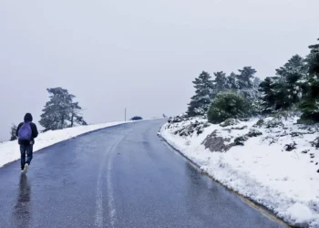 Κακοκαιρία «Αυγή»: Σταδιακή υποχώρηση σήμερα, πού θα έχει βροχές και χιόνι