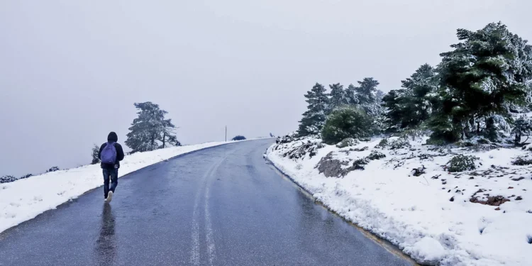 Κακοκαιρία «Αυγή»: Σταδιακή υποχώρηση σήμερα, πού θα έχει βροχές και χιόνι