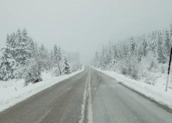 Καιρός: Τσουχτερό κρύο, χιόνια και παγετός σήμερα – Κλειστά σχολεία και δρόμοι, δεμένα πλοία