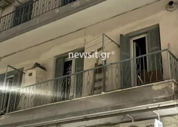 Θεσσαλονίκη: Κρατούσε νεκρή την αδερφή του μέσα στο σπίτι – Ήταν καλυμμένη με κουρτινόξυλα, σταυρό και εικόνες της Παναγίας