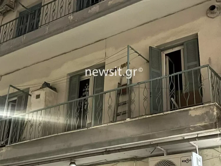 Θεσσαλονίκη: Κρατούσε νεκρή την αδερφή του μέσα στο σπίτι – Ήταν καλυμμένη με κουρτινόξυλα, σταυρό και εικόνες της Παναγίας