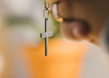 Χαλάνδρι: Ηλικιωμένος σε κοσμηματοπωλείο πλήρωσε με ένα τενεκέ λάδι ένα χρυσό σταυρουδάκι