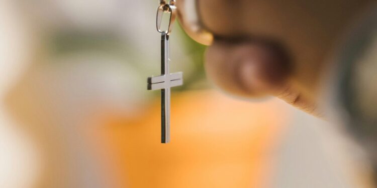 Χαλάνδρι: Ηλικιωμένος σε κοσμηματοπωλείο πλήρωσε με ένα τενεκέ λάδι ένα χρυσό σταυρουδάκι