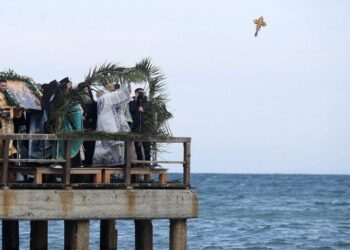 Θεοφάνεια: Τι γιορτάζουμε σήμερα – Γιατί ρίχνουμε τον σταυρό στη θάλασσα