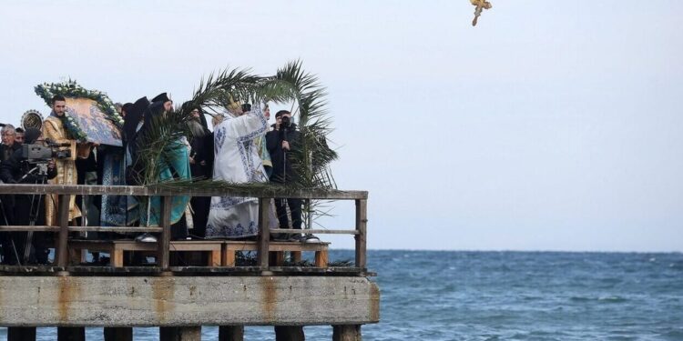 Θεοφάνεια: Τι γιορτάζουμε σήμερα – Γιατί ρίχνουμε τον σταυρό στη θάλασσα