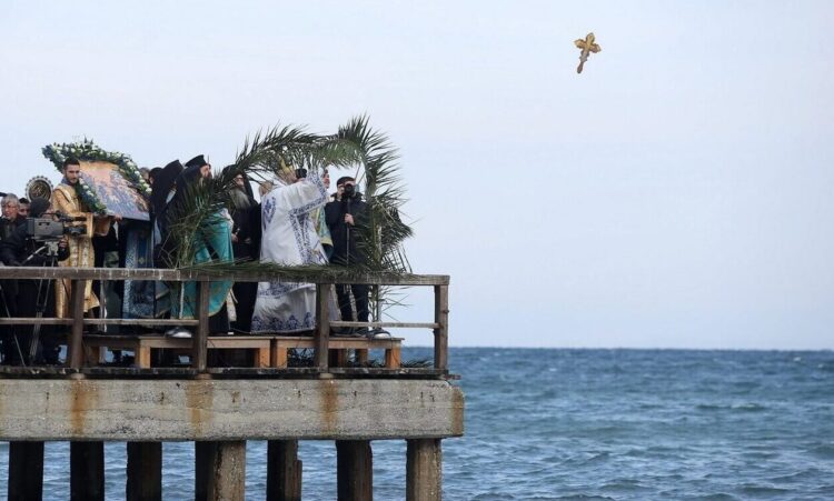 Θεοφάνεια: Τι γιορτάζουμε σήμερα – Γιατί ρίχνουμε τον σταυρό στη θάλασσα