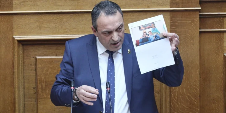 Βασίλης Στίγκας: Χυδαίες εκφράσεις από τον πρόεδρο των Σπαρτιατών στη Βουλή – Είμαστε από αυτούς που σπρώχνουν