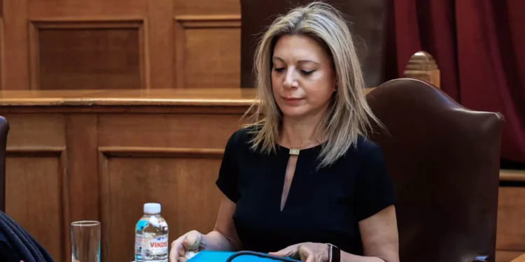 Tέμπη: «Δίπλα μου είναι 57 νεκροί και 180 τραυματίες» – Συγκλονίζει μητέρα που έχασε την κόρη της