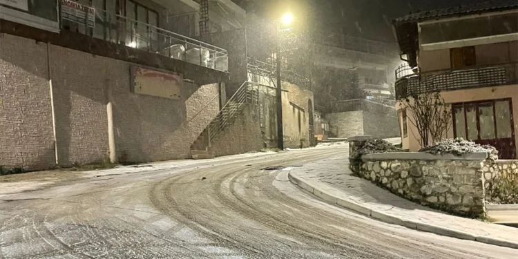 Βίντεο και φωτογραφίες από τις χιονοπτώσεις στη Θεσσαλονίκη – Προβλήματα στην κυκλοφορία