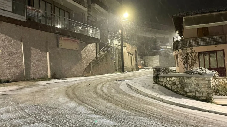 Βίντεο και φωτογραφίες από τις χιονοπτώσεις στη Θεσσαλονίκη – Προβλήματα στην κυκλοφορία