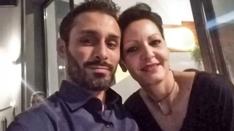 Θεσσαλονίκη: Ο σύντροφος της 41χρονης «έστησε» διάρρηξη μετά τη δολοφονία και έλεγε στους αστυνομικούς ότι βρήκε το μπλουζάκι της – Η κατάθεσή του