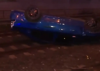 Θεσσαλονίκη: IX αυτοκίνητο «τούμπαρε» στις ράγες του τρένου (Βίντεο)