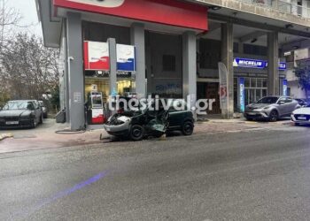 Θεσσαλονίκη: Δύο τραυματίες σε τροχαίο – Έπεσε πάνω σε έξι σταθμευμένα αυτοκίνητα
