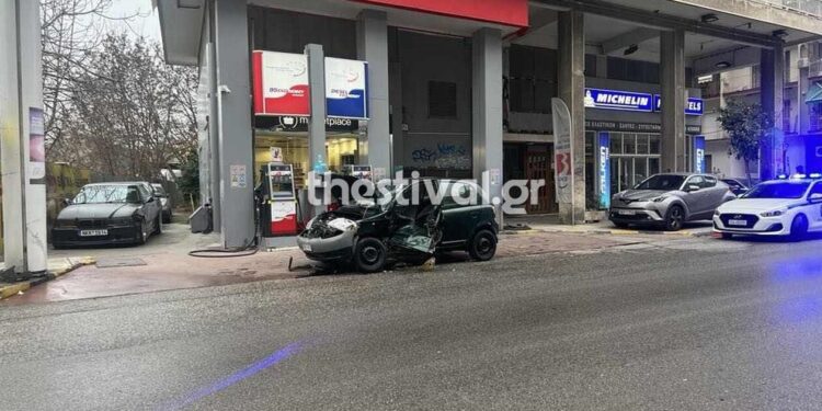 Θεσσαλονίκη: Δύο τραυματίες σε τροχαίο – Έπεσε πάνω σε έξι σταθμευμένα αυτοκίνητα