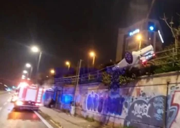 Τροχαίο στην Ηλιούπολη: Ανατράπηκε ΙΧ και κρεμόταν από τις προστατευτικές μπάρες