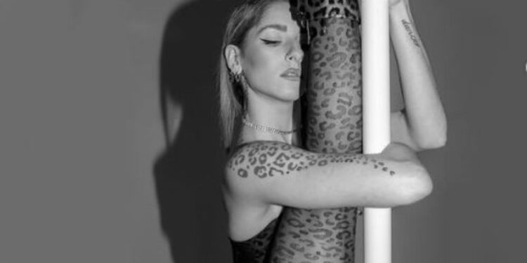 Η «Βασίλισσα» του φετινού καρναβαλιού της Πάτρας είναι αθλήτρια στο pole dancing και πρώην αθλήτρια ρυθμικής γυμναστικής