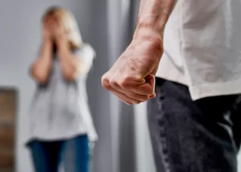 Κρήτη: Χτύπησε τη σύζυγό του στη μέση του δρόμου – Περαστικοί ειδοποίησαν τις αρχές