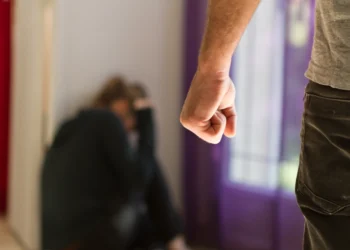 Βόλος: 35χρονη καταγγέλλει τον πρώην σύντροφό της: Μου έριξε οινόπνευμα στο στόμα για να με κάψει