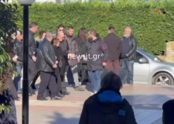 Χαλκίδα: Σπαρακτικές σκηνές στην κηδεία του 42χρονου που δολοφονήθηκε
