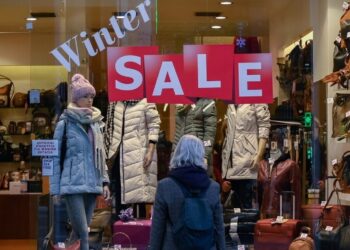 Χειμερινές εκπτώσεις: Ανοικτά την Κυριακή (14/1) τα καταστήματα – Το ωράριο λειτουργίας