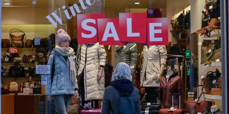 Χειμερινές εκπτώσεις: Ανοικτά την Κυριακή (14/1) τα καταστήματα – Το ωράριο λειτουργίας