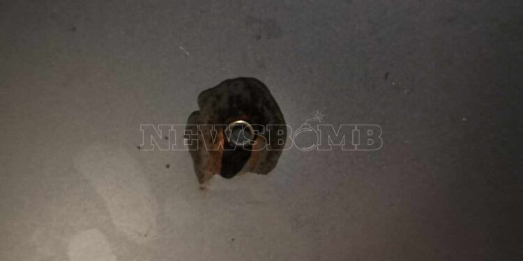 Τρόμος στο Μενίδι – Αδέσποτη σφαίρα «καρφώθηκε» σε καπό αυτοκινήτου