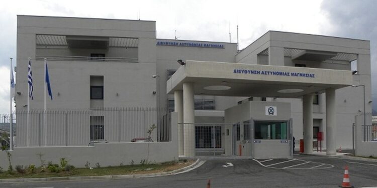 Βόλος: 26χρονος παρουσιάστηκε στο αστυνομικό τμήμα, χτύπησε τους αστυνομικούς και συνελήφθη