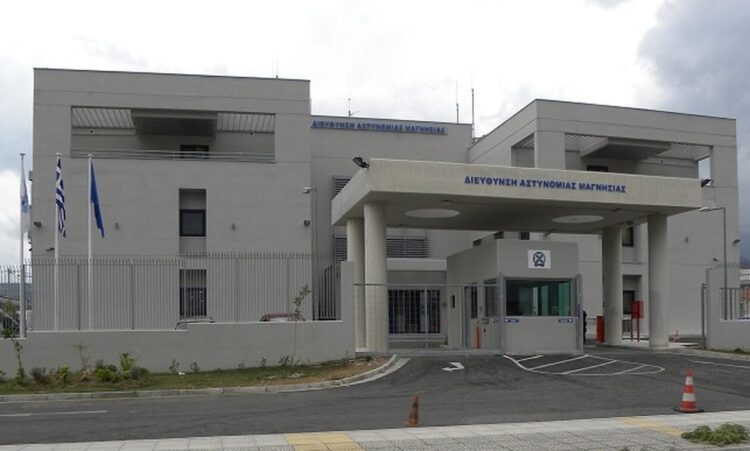 Βόλος: 26χρονος παρουσιάστηκε στο αστυνομικό τμήμα, χτύπησε τους αστυνομικούς και συνελήφθη