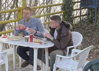 Στέφανος Κασσελάκης: Έφαγε σουβλάκια και λουκάνικα με τον Τάιλερ σε καντίνα στην Κοζάνη