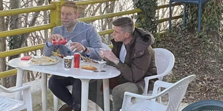 Στέφανος Κασσελάκης: Έφαγε σουβλάκια και λουκάνικα με τον Τάιλερ σε καντίνα στην Κοζάνη