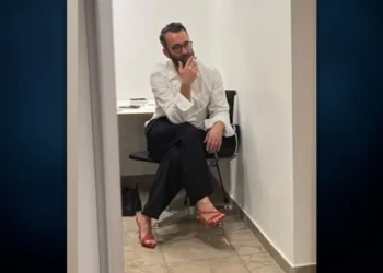 Άγγελος Μπράτης: Πόζαρε με κόκκινα ψηλοτάκουνα