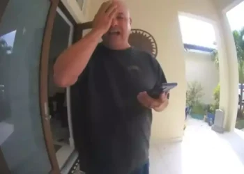 ΗΠΑ: Πατέρας ανακοινώνει μέσω θυροτηλεφώνου στη σύζυγό του ότι σκότωσε τον γιο του