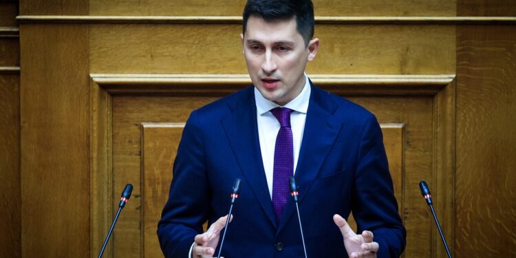 Ομόφυλα ζευγάρια: Αρχιμανδρίτης έδιωξε τον βουλευτή, Παύλο Χρηστίδη – Οργή στο ΠΑΣΟΚ