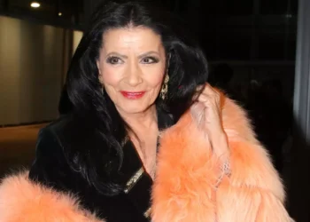 Ζωζώ Σαπουντζάκη: Μεταφέρθηκε με ασθενοφόρο στο νοσοκομείο, την κράτησαν στη ΜΕΘ – Τι αποκαλύπτει στενή της φίλη για την υγεία της