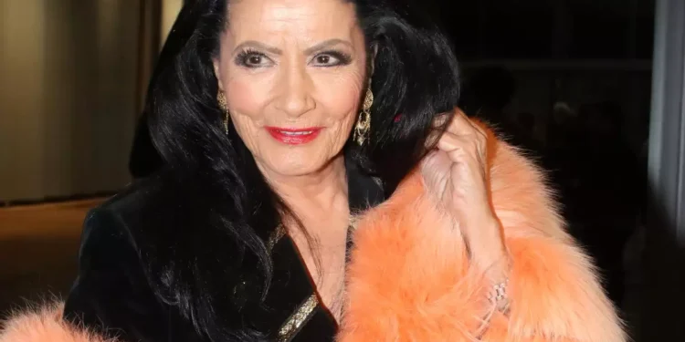 Ζωζώ Σαπουντζάκη: Μεταφέρθηκε με ασθενοφόρο στο νοσοκομείο, την κράτησαν στη ΜΕΘ – Τι αποκαλύπτει στενή της φίλη για την υγεία της