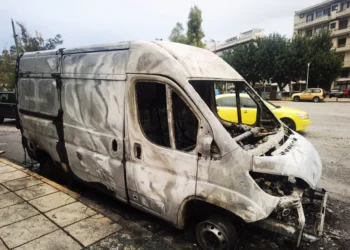 Ζωγράφου: Νεαροί έκαψαν αυτοκίνητα στην Πανεπιστημιούπολη – Δείτε φωτογραφίες