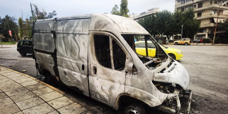 Ζωγράφου: Νεαροί έκαψαν αυτοκίνητα στην Πανεπιστημιούπολη – Δείτε φωτογραφίες