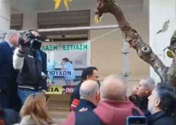 Ένταση συμβασιούχων με Άδωνι έξω από το υπουργείο Υγείας: Του πέταξαν καφέ (vid)