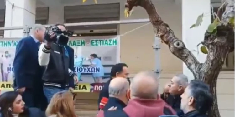 Ένταση συμβασιούχων με Άδωνι έξω από το υπουργείο Υγείας: Του πέταξαν καφέ (vid)