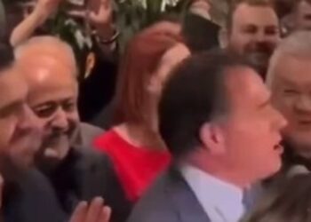 Viral το βίντεο μας με τον Άδωνις Γεωργιάδης που χτυπιέται φωνάζοντας “και α και ου και ΔΑΠ-ΝΔΦΚ” [Βίντεο]