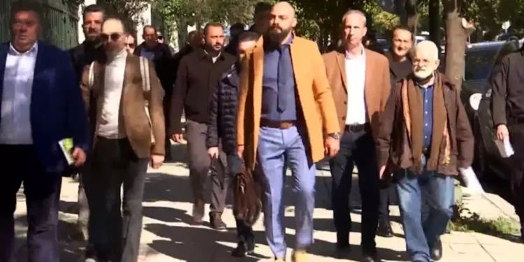 Έφτασαν οι αγρότες στο Μαξίμου για τη συνάντηση με τον Κυριάκο Μητσοτάκη