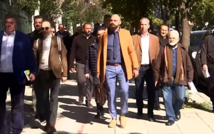 Έφτασαν οι αγρότες στο Μαξίμου για τη συνάντηση με τον Κυριάκο Μητσοτάκη