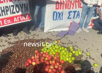 Ανυποχώρητοι οι αγρότες – Κλιμακώνουν τα μπλόκα – Πέταξαν μήλα και κάστανα έξω από την Agrotica