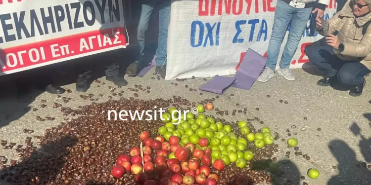 Ανυποχώρητοι οι αγρότες – Κλιμακώνουν τα μπλόκα – Πέταξαν μήλα και κάστανα έξω από την Agrotica