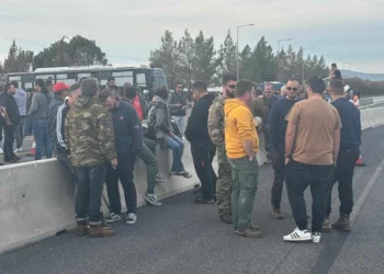 Μπλόκο των αγροτών στον Αλμυρό: Απέκλεισαν το δρόμο ενώ δεν υπάρχουν παρακάμψεις λόγω Daniel, δείτε φωτογραφίες