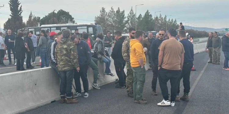 Μπλόκο των αγροτών στον Αλμυρό: Απέκλεισαν το δρόμο ενώ δεν υπάρχουν παρακάμψεις λόγω Daniel, δείτε φωτογραφίες