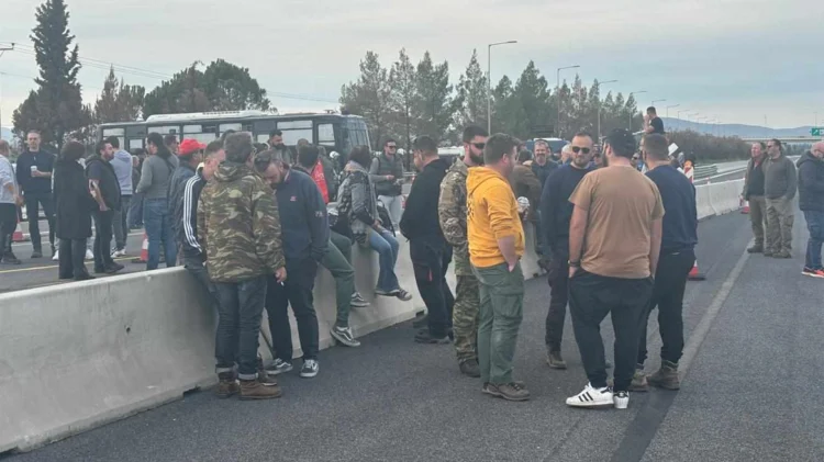 Μπλόκο των αγροτών στον Αλμυρό: Απέκλεισαν το δρόμο ενώ δεν υπάρχουν παρακάμψεις λόγω Daniel, δείτε φωτογραφίες